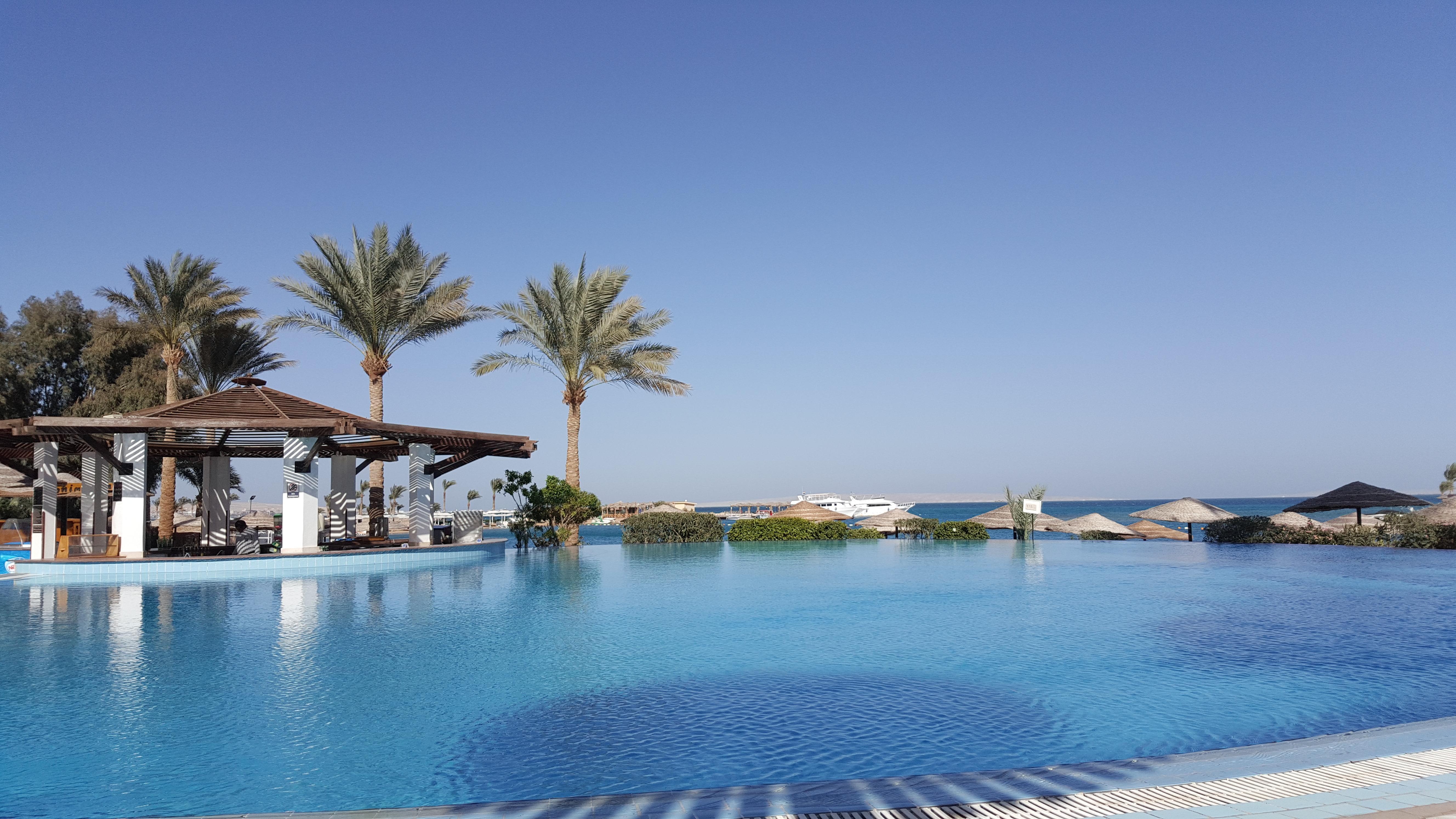 Jaz Elite Casa Del Mar Beach Hurgada Dış mekan fotoğraf The pool at the Cove Rotana Resort