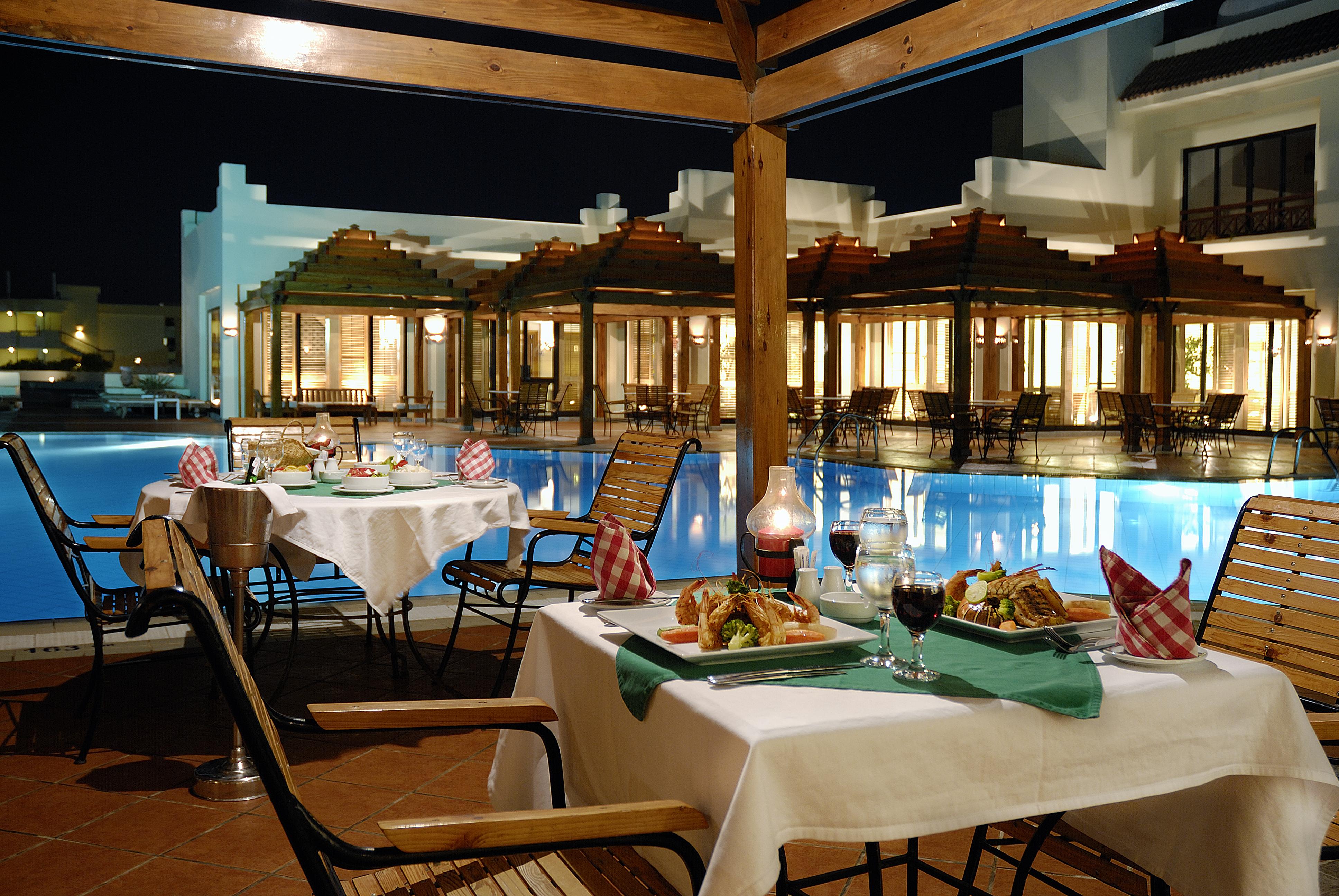 Jaz Elite Casa Del Mar Beach Hurgada Dış mekan fotoğraf The poolside restaurant at the hotel