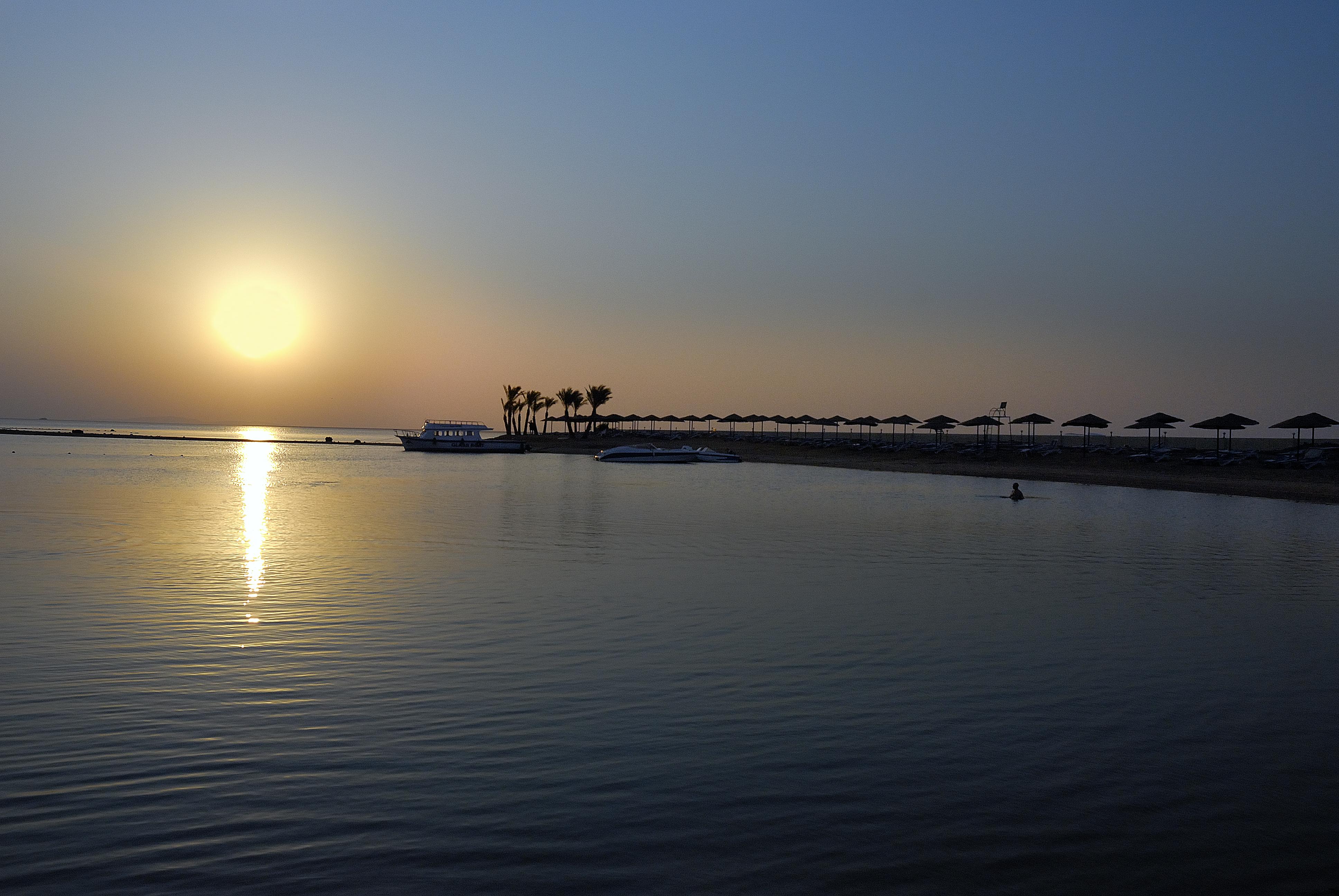 Jaz Elite Casa Del Mar Beach Hurgada Dış mekan fotoğraf Sunset at the Dead Sea